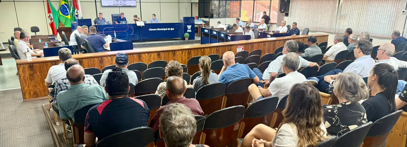 Sessão do Poder Legislativo recebe setor hoteleiro e aprova projetos para saúde e valorização estudantil