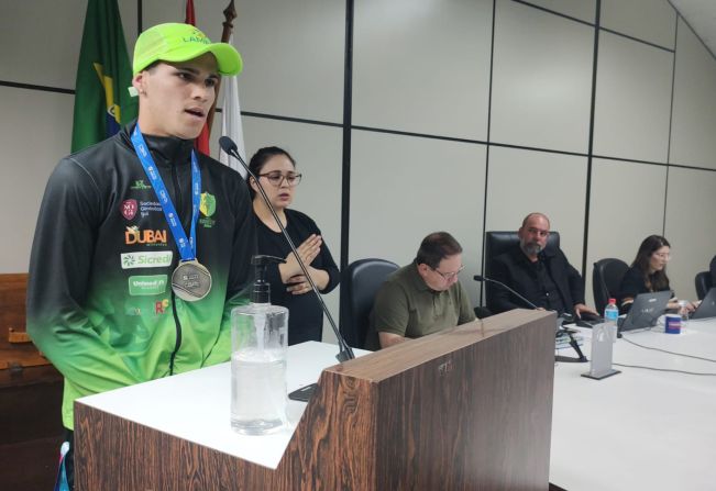 Atleta Luan Kaique recebe homenagem do Poder Legislativo