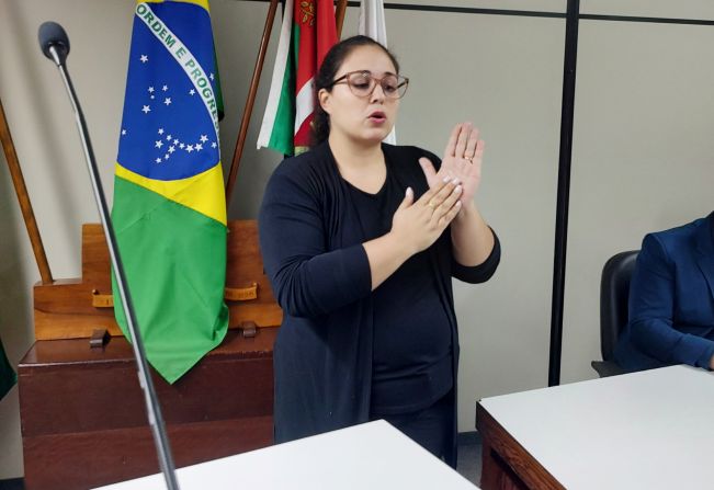 Sessões da Câmara passam a ter intérpretes em Libras