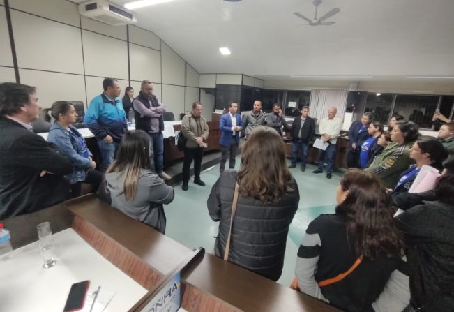 Vereadores se reúnem com as auxiliares de educação infantil e fundamental