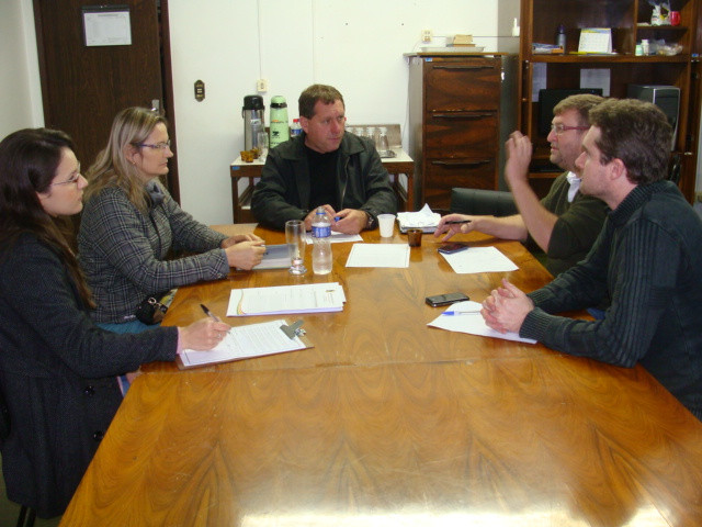 Comissão Especial para acompanhar o processo referente à obra do Condomínio Frieda Heck esteve reunida na manhã de hoje